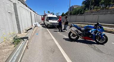 İzmir'de demir bariyere çarpan motosikletin sürücüsü hayatını kaybetti