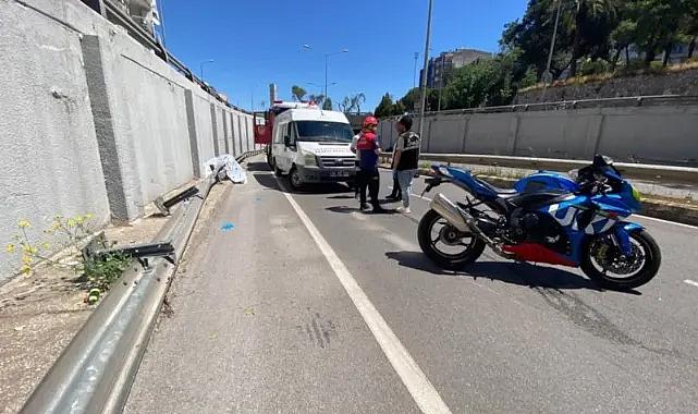 İzmir'de demir bariyere çarpan motosikletin sürücüsü hayatını kaybetti