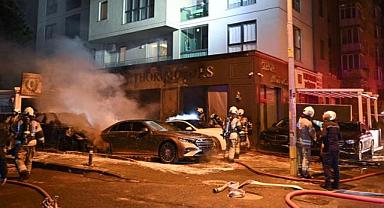 Kadıköy'de oto galeride yangın: 4 araç kullanılamaz hale geldi
