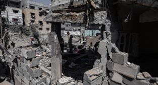 Katil İsrail Gazze'de bir binayı vurdu: 4 ölü, 15 yaralı