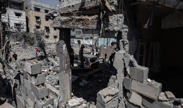 Katil İsrail Gazze'de bir binayı vurdu: 4 ölü, 15 yaralı