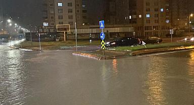 Kayseri'de yoğun yağış yolları göle çevirdi