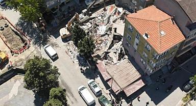 Küçükçekmece'de yıkım sırasında bina çöktü