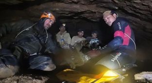 Laosta mağara mucizesi: Mahsur kalan madenciler kendi imkanlarıyla kurtuldu