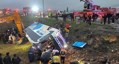 Malatya'da yolcu otobüsü şarampole devrildi: Ölü ve yaralılar var