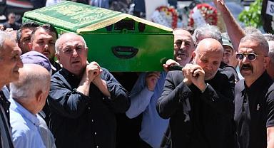 Mevlüt Çavuşoğlu, kardeşinin tabutuna omuz verdi
