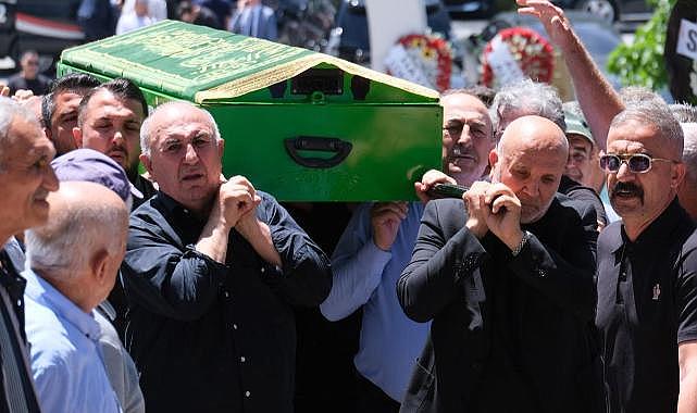 Mevlüt Çavuşoğlu, kardeşinin tabutuna omuz verdi