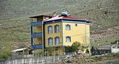 Niğde'de otomobil tutkunu evinin çatısında Anadol sergiliyor