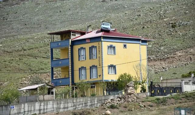 Niğde'de otomobil tutkunu evinin çatısında Anadol sergiliyor