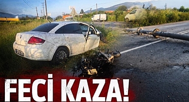 Otomobilin devirdiği direğe motosikletle çarptı