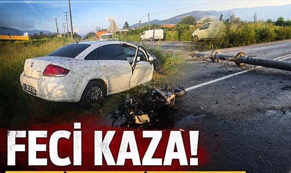 Otomobilin devirdiği direğe motosikletle çarptı
