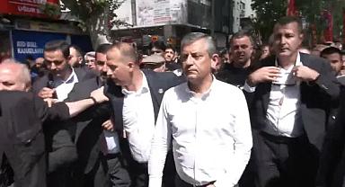 Özgür Özel kalabalıkla Anıtkabir'e yürüyor
