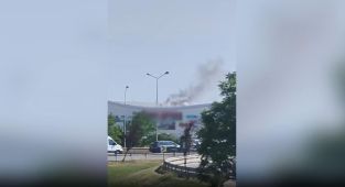 Pendik'te alışveriş merkezinin çatısında yangın çıktı