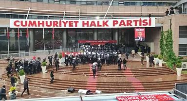Polis tahliye için CHP Genel Merkezi'nde! Arbede çıktı