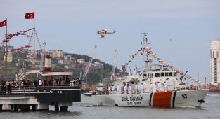 Samsun'da Türk bayrakları ve Atatürk posterleriyle süslenen gemiler geçiş yaptı