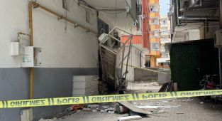 Şanlıurfa'da inşaat asansörü düştü: 1 işçi balkonda asılı kaldı