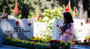 Şehit aileleri bayramın ilk gününde Edirnekapı Şehitliği'ni ziyaret etti