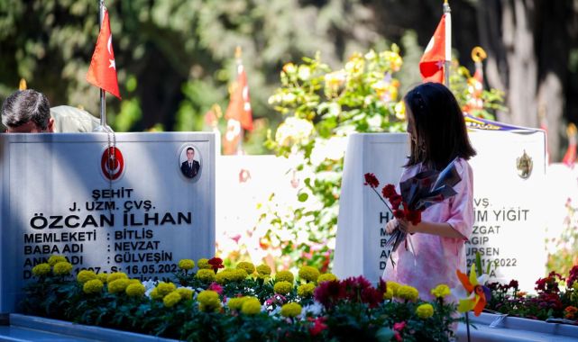 Şehit aileleri bayramın ilk gününde Edirnekapı Şehitliği'ni ziyaret etti