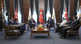 Siyasi partiler bayram ziyareti gerçekleştiriyor