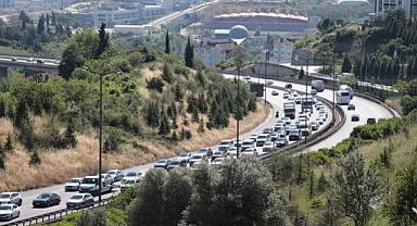 Tatilciler dönüşe geçti, 4 ilde trafik durdu