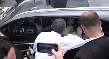 TBMM'ye yürüyen Özel, trafikte gördüğü gelin ve damadı tebrik etti