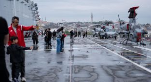 TCG Anadolu'ya vatandaşlardan yoğun ilgi