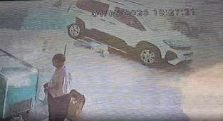 Terliğini almak için aracın altına giren çocuk ezilmekten son anda kurtarıldı