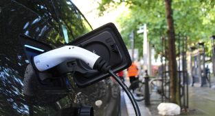 Yılın ilk dört ayında elektrikli ve hibrit otomobil satışları 150 bin sınırına yaklaştı