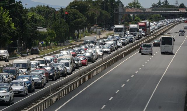 Yollarda bayram tatilinden dönüş yoğunluğu başladı