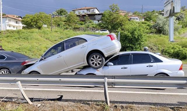 Zincirleme kazada bir araç diğer aracın üzerine çıktı
