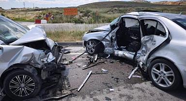 Afyonkarahisar'da otomobille hafif ticari araç çarpıştı: 1 ölü, 6 yaralı