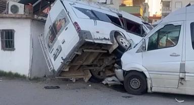 Antalya'da tarım işçilerini taşıyan minibüsler çarpıştı: 5 yaralı