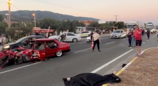 Balıkesir'de iki otomobil çarpıştı: 2 kişi öldü, 3 kişi ağır yaralandı