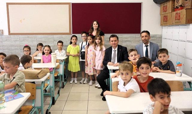 Başkan Erkan Aydın Öğrencilere Karnelerini Verdi