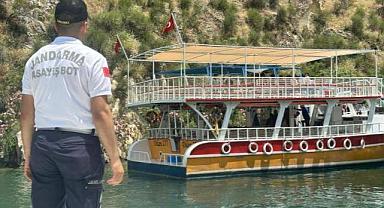 Birecik Baraj Gölü'nde arızalanan teknedeki 40 kişi kurtarıldı