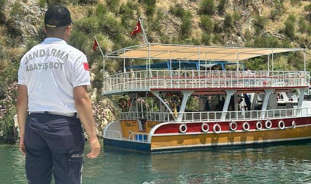 Birecik Baraj Gölü'nde arızalanan teknedeki 40 kişi kurtarıldı