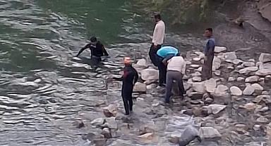 Bitlis'te dereye giren 3 kardeşten biri hayatını kaybetti, birini babası kurtardı, diğeri ise kayıp