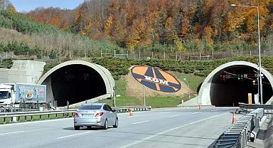 Bolu Dağı'nda askeri mühimmat taşıdığı değerlendirilen TIR devrildi: D-100'ün bir bölümü ulaşıma kapatıldı