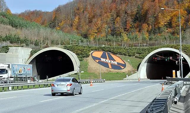 Bolu Dağı'nda askeri mühimmat taşıdığı değerlendirilen TIR devrildi: D-100'ün bir bölümü ulaşıma kapatıldı