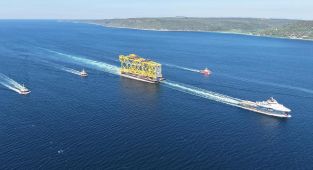 Çanakkale Boğazı'ndan 350 metrelik dev geçiş