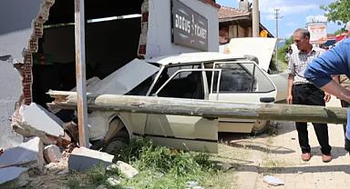 Denizli'de depo duvarına çarpan otomobilde karı koca hayatını kaybetti