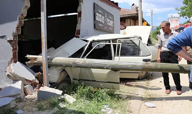 Denizli'de depo duvarına çarpan otomobilde karı koca hayatını kaybetti