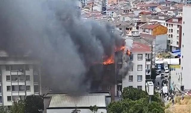 Esenyurt'ta 4 binanın çatısında yangın