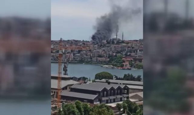 Fatih'te binada çıkan yangın araçlara sıçradı