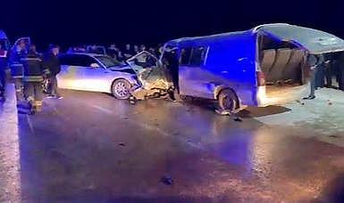 Gaziantep’te 2 araç kafa kafaya çarpıştı: 1 ölü, 12 yaralı