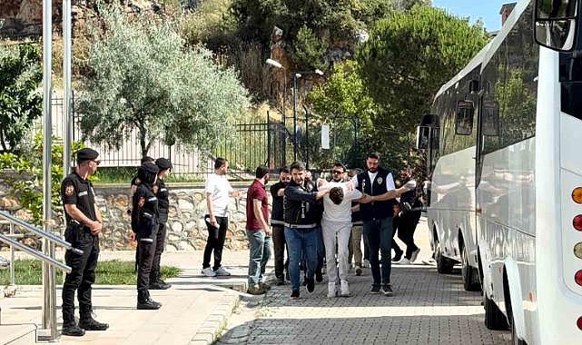 Helikopter ve özel harekat destekli baskın sonrası 29 şüpheli adliyeye getirildi