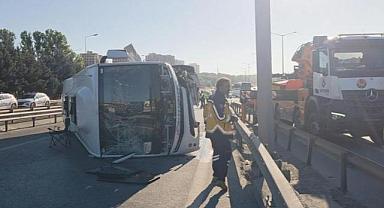 İstanbul'da bariyerlere çarpan midibüs devrildi: 12 yaralı