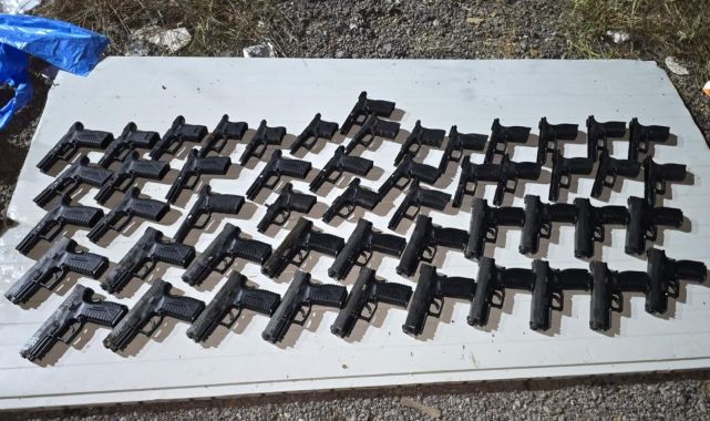 İstanbul'da kaçak silah operasyonunda 20 tabanca ele geçirildi