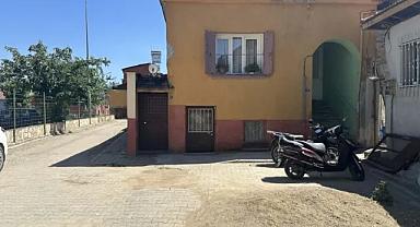 İzmir'de kapıya asılan poşetin içinden yeni doğmuş bebek çıktı