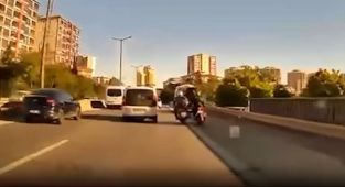 Kartal'da motosikletli, emniyet şeridindeki servise çarptı: Kaza anı kamerada